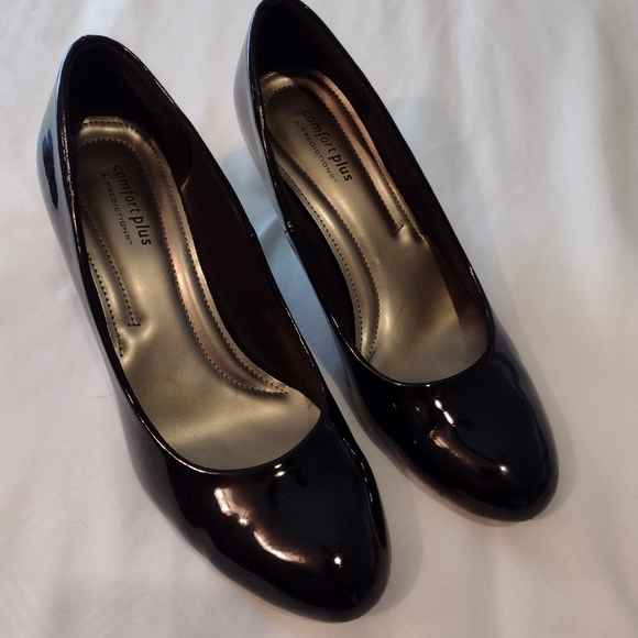 Women's vintage style patent black pumps